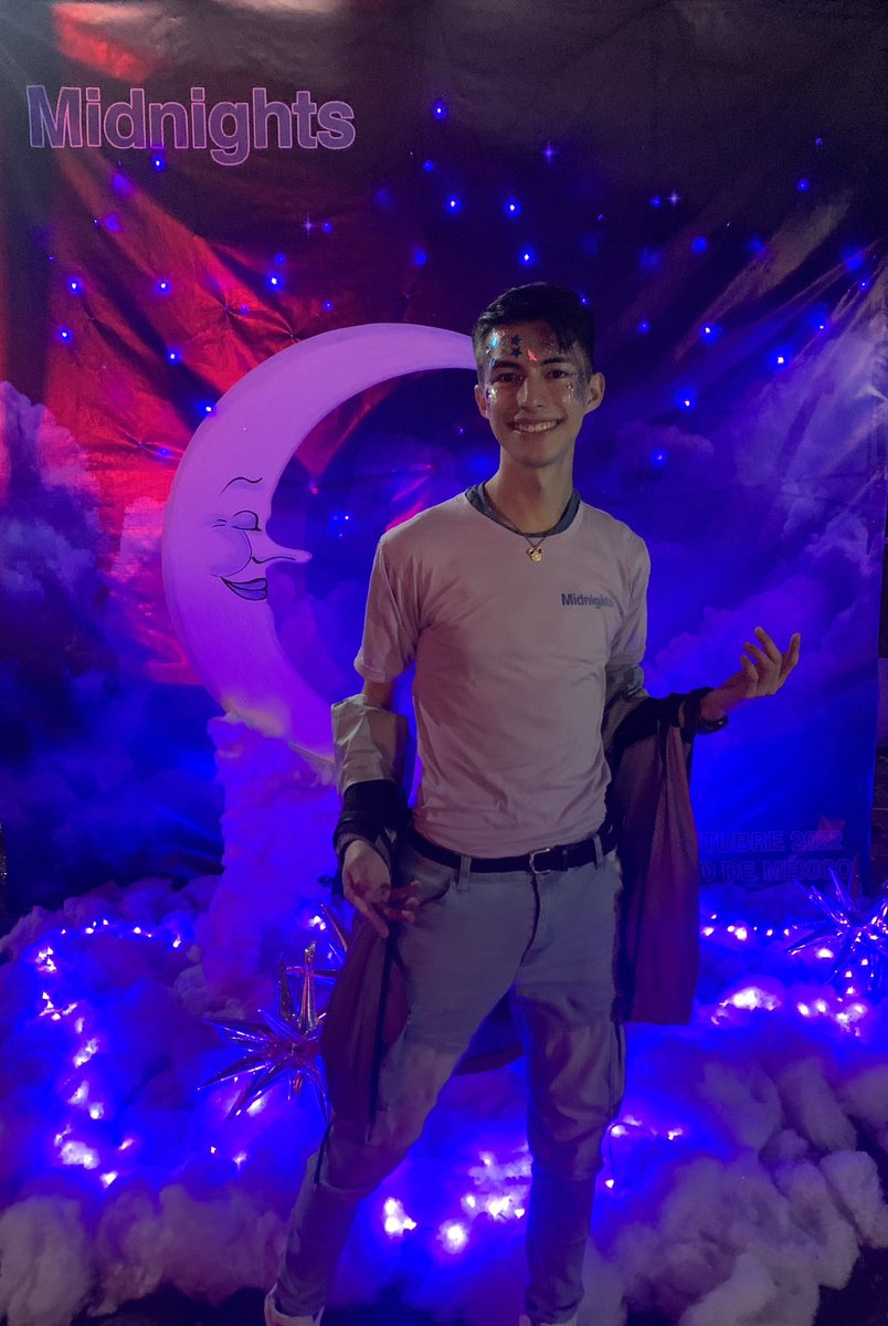 MpJonny's tweet photo. I love this album with all my heart💕✨ I feel the lavender haze creeping up on me, weird but fuckin’ beautiful🤍,  that’s a real fuckin’ legacy, LOVE YOU TAYLOR!! Thank u for be with me in all my #midnights 🕰️💙💜

@taylornation13 #TSmidnighTS #MidnightsCDMX #MidnightsEnMexico https://t.co/8L1S9LdahA