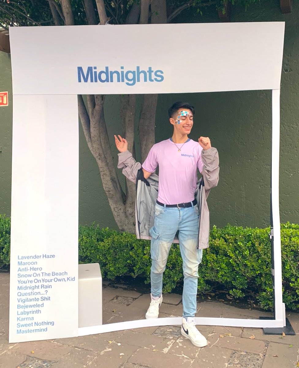 MpJonny's tweet photo. I love this album with all my heart💕✨ I feel the lavender haze creeping up on me, weird but fuckin’ beautiful🤍,  that’s a real fuckin’ legacy, LOVE YOU TAYLOR!! Thank u for be with me in all my #midnights 🕰️💙💜

@taylornation13 #TSmidnighTS #MidnightsCDMX #MidnightsEnMexico https://t.co/8L1S9LdahA