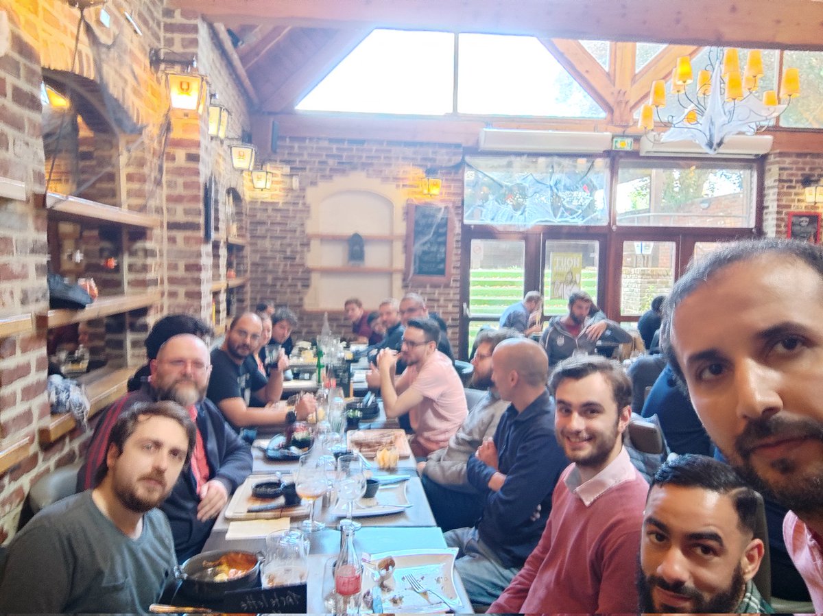 Repas d'équipe ce midi. Mobilisons nous pour la recherche sur le cancer du sein. #OctobreRose #AxaAtoutCoeur