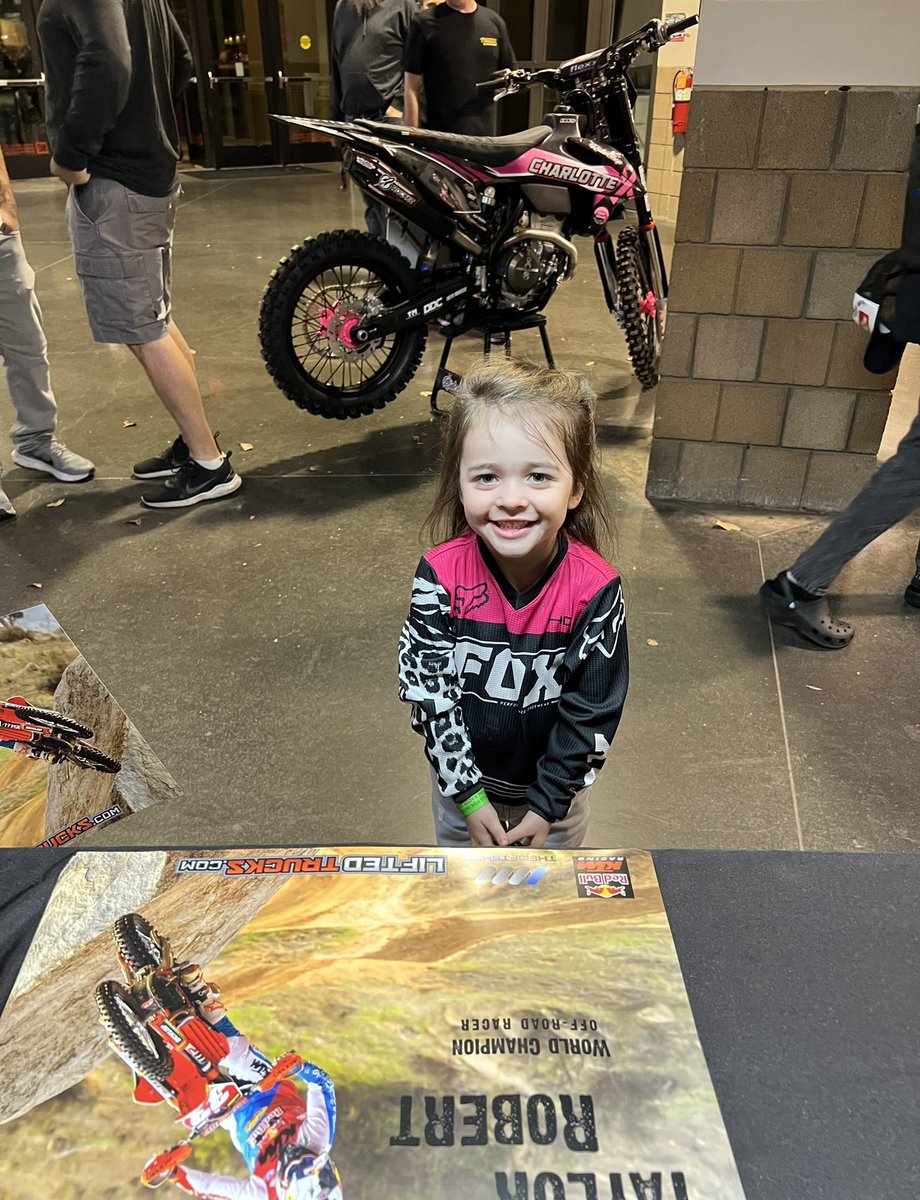liftedtrucks's tweet photo. Winners, for the cutest fans of the night! ππ
.
#LiftedTrucks #Endurocross #da8strong #tr33 #LiftedTrucksFamily #foxshocks #dirtbikes #offroading #throttle #redbull #ktm #rafflebike https://t.co/CDudGrsn0U