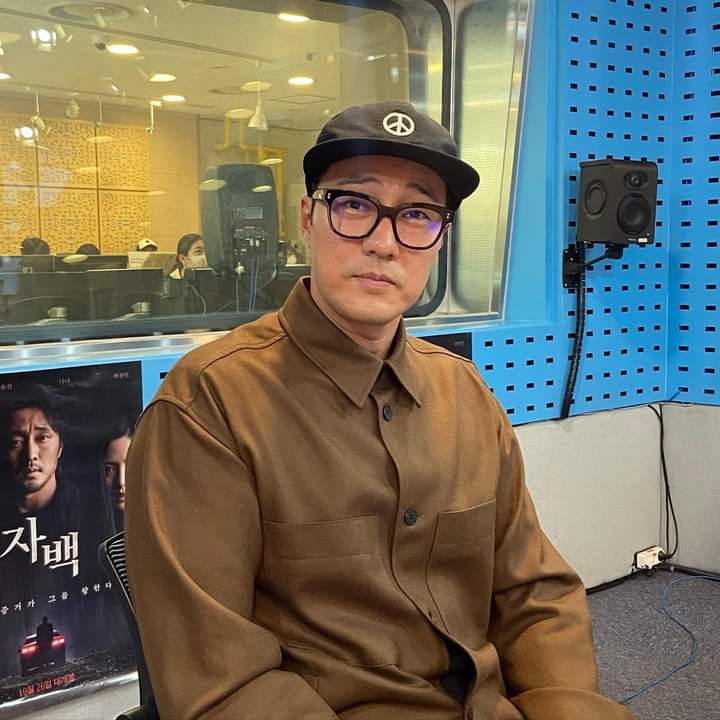Hind255's tweet photo. [Update] 18102022 So Ji Sub  in SBS radio promoting his movie "Confession " ( thanks to credit)
#소지섭 #SOJISUB
#영화 #자백 #제작보고회
#유민호 #10월26일 #개봉
#51K #51K스타그램 https://t.co/fMzrqJdyUh