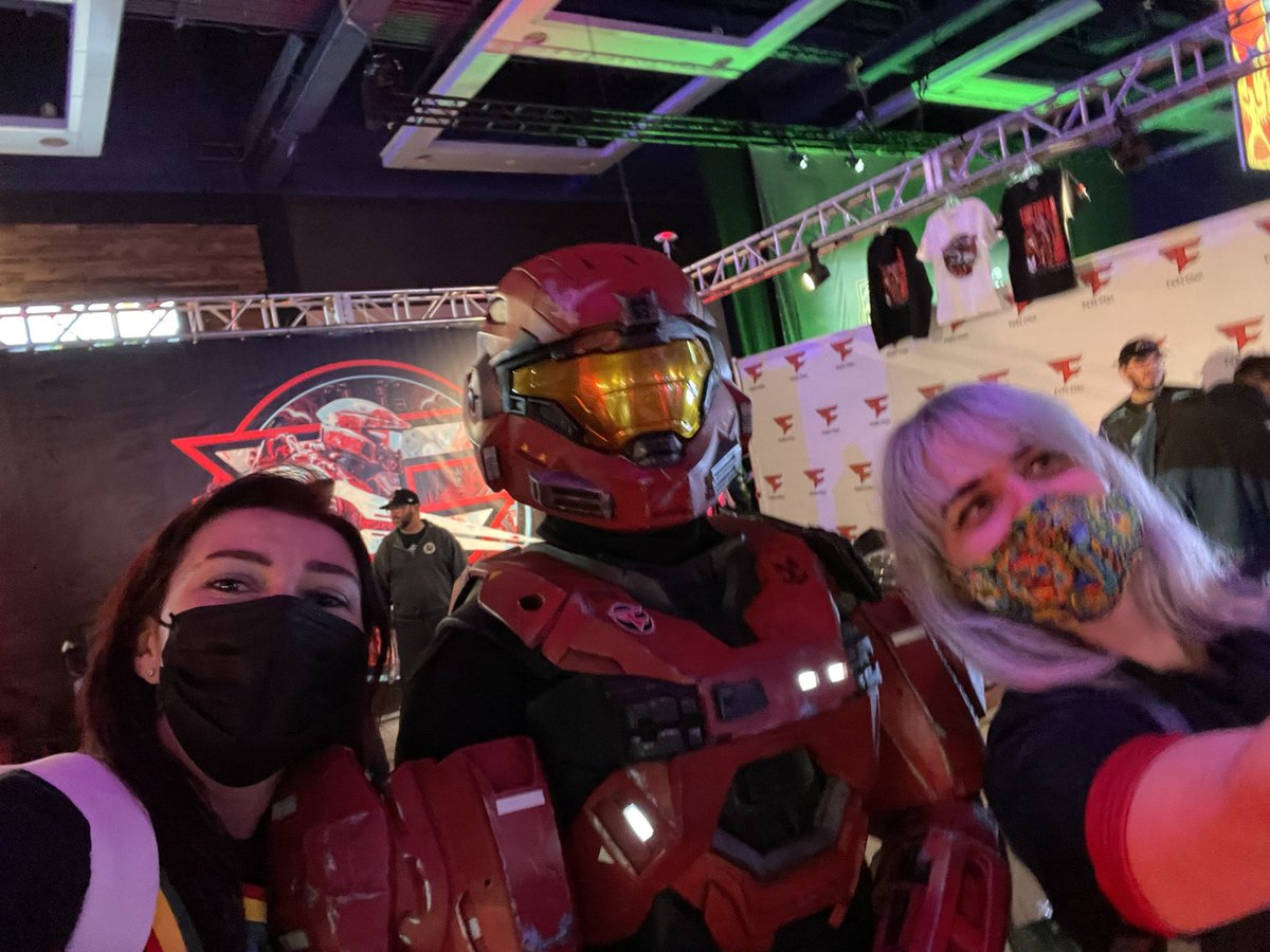 MonieIRL's tweet photo. Had an absolute blast this weekend! Met @jentaylortown and @SteveDownes117 😱 Made new friends, played some halo. And couldn’t have done any of it without my bestie @OperantPower 😘 #HaloWC #Seattle https://t.co/EYRfuJsgL5