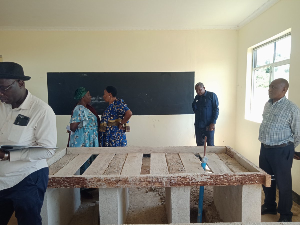 CHalmashauri's tweet photo. Kamati ya Fedha, Uongozi na Mipango ya Halmashauri wakikagua ujenzi wa chumba cha Maabara cha Sekondari ya wavulana ya Muungano iliyopo kijiji cha Rubambangwe kata ya Muungano https://t.co/hXlD65IOqm