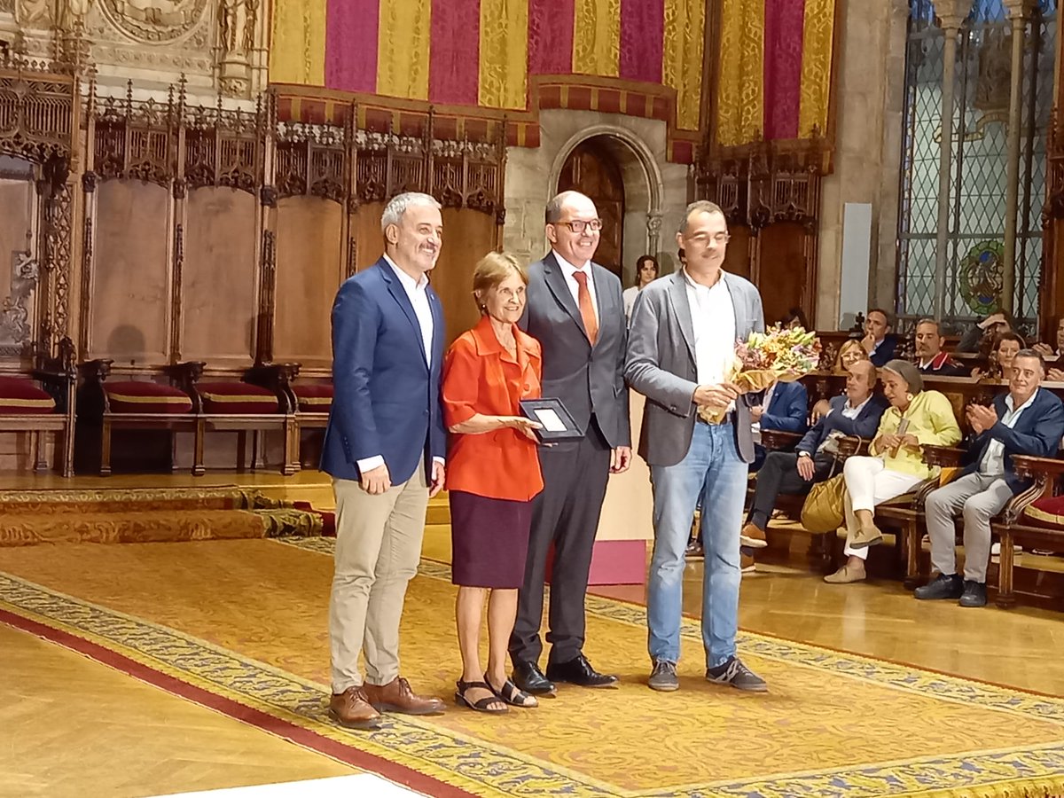 BasquetLldG's tweet photo. Felicitem a la nostra estimadíssima Montse Martí, pel reconeixement com a Ramblista d'Honor, que avui li han atorgat els @AmicsdeLaRambla pels 100 anys de la @Llibpompeia. Enhorabona Montse, t'estimem!
#totssomblaus #blausambvalors #sempreMontse https://t.co/cms6wPVYHj