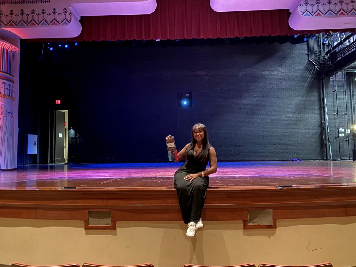LizzTurnerr's tweet image. That’s all folks! 🎬

I went from taking the stage back in 2021 to spending the past several months assisting in the planning of the 2022 TEDx King-LincolnBronzeville! And what a great show it was!! ⬇️

m.youtube.com/watch?v=mGpglR…

#PlanningCommittee #TEDxAlumni