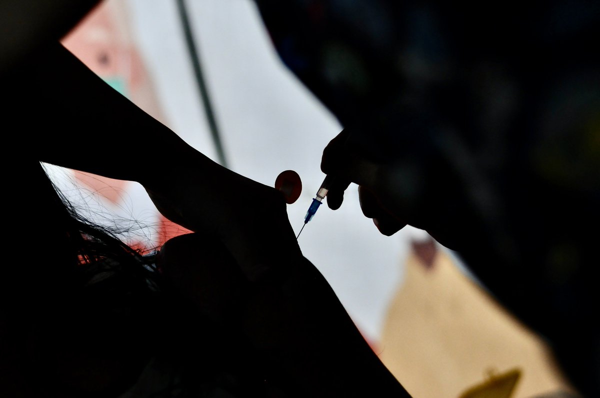 Recordemos que la pandemia no ha terminado y que debemos mantener las medidas de cuidado como: 🧼Higienización de manos, 🪟ventilación de espacios, 😷uso de mascarilla en lugares con aglomeración y testeo oportuno.

🧵4/4