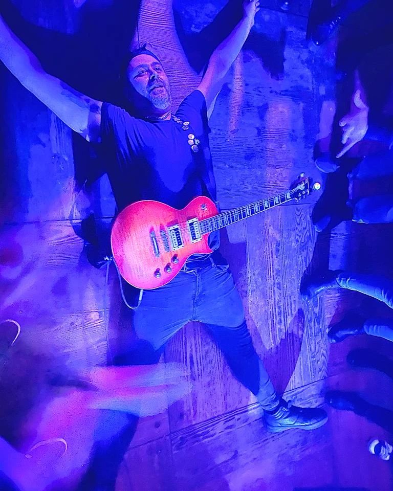 loste__m's tweet photo. La solita festicciola sobria 🦡🔥
Grazie a l'Arlecchino Show Bar e a tutti gli amici!
.
.
Ph @_nancysp 
.
.
#guitarplayer #Live  #bday  #PARTY_ROCK  #losteso #punk  #rock #musicartists #PartyHard https://t.co/zTm2QgWZtE