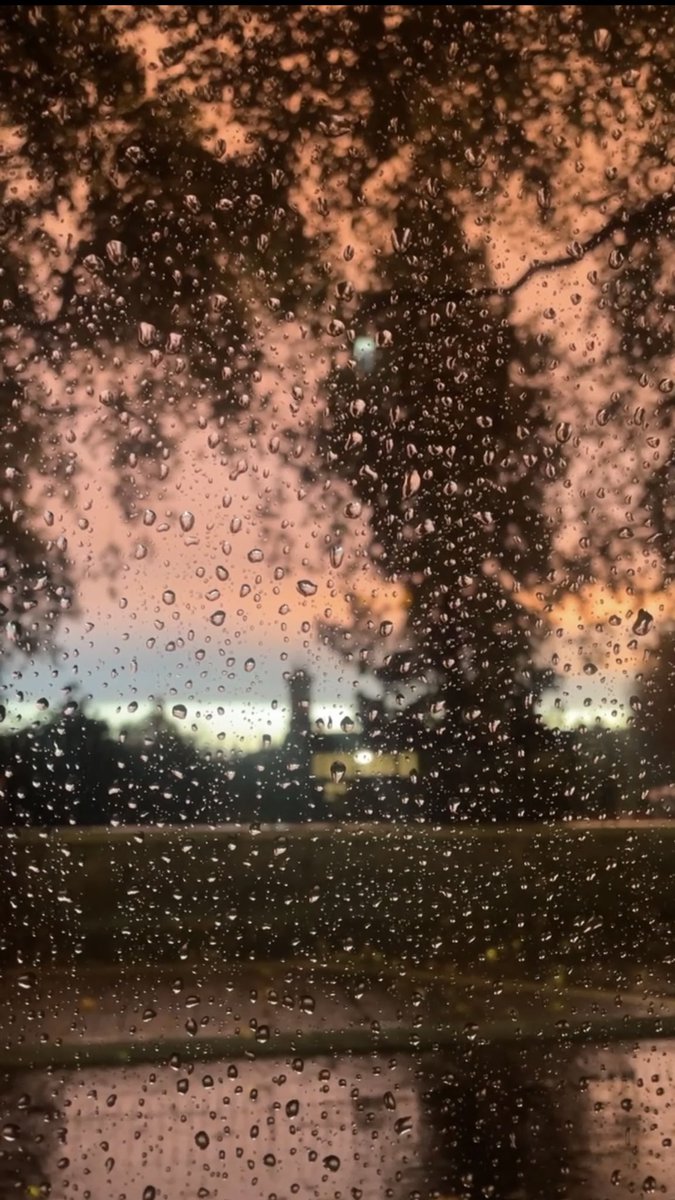 Nb_26's tweet photo. rainy london >> https://t.co/3LuwjN21sV