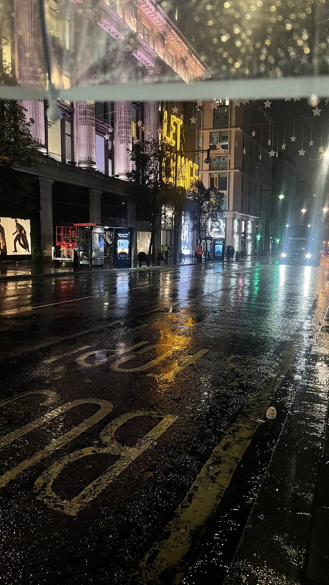 Nb_26's tweet photo. rainy london >> https://t.co/3LuwjN21sV