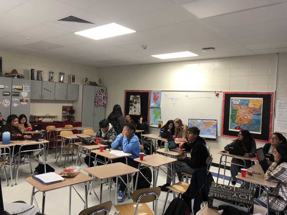 Lmdileo's tweet photo. #mthspride #sealofbiliteracy Juniors &amp; Seniors prepping for The NJ Seal of BiLiteracy . https://t.co/EKuoFvRr6y