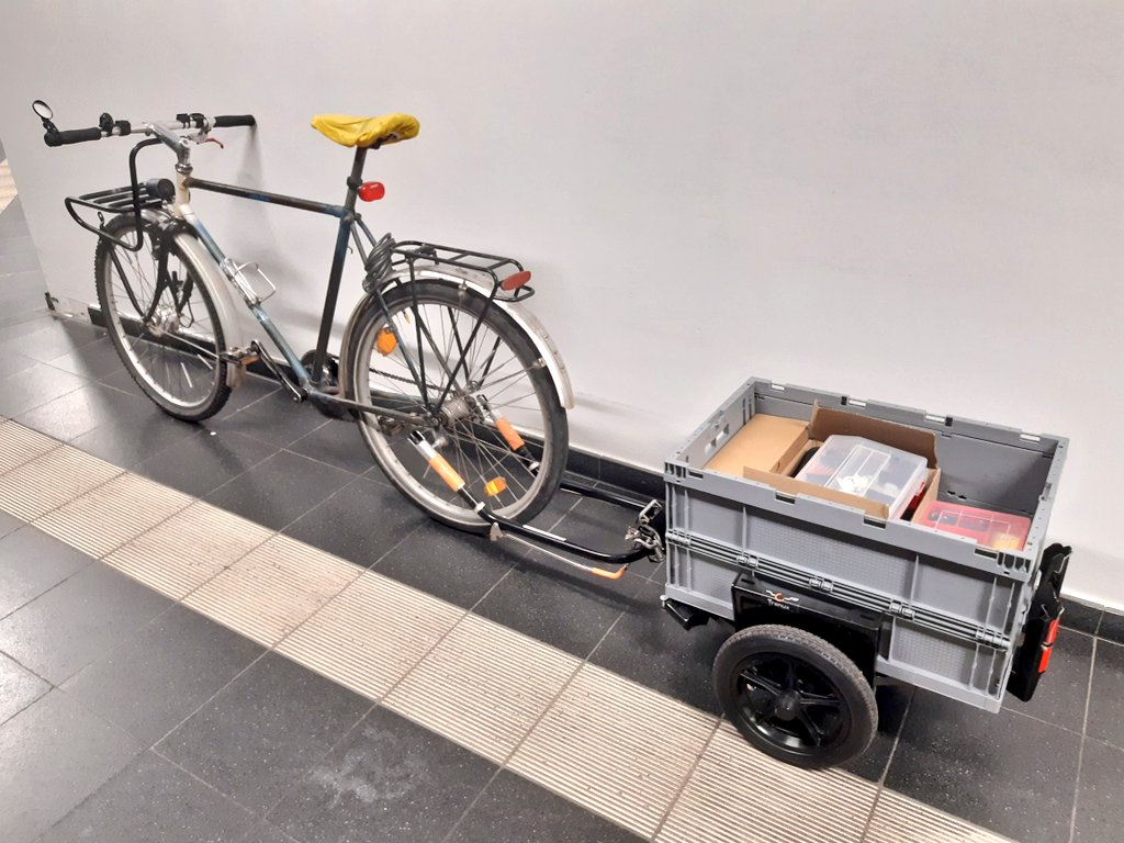 MMagdowski's tweet photo. Heute ging es mit dem Fahrradanhänger zur Lehrveranstaltung #GrundlagenDerElektrotechnik, denn ich habe im #Hybridplenum zum Thema Widerstand mal wieder ein paar kleine Experimente gezeigt. #TrenuxTrailer https://t.co/Qz7U6rl0lj