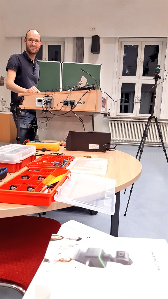 MMagdowski's tweet photo. Heute ging es mit dem Fahrradanhänger zur Lehrveranstaltung #GrundlagenDerElektrotechnik, denn ich habe im #Hybridplenum zum Thema Widerstand mal wieder ein paar kleine Experimente gezeigt. #TrenuxTrailer https://t.co/Qz7U6rl0lj
