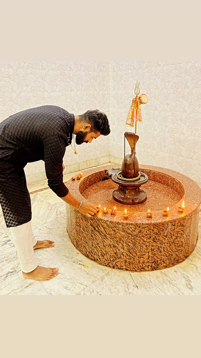 sumitkv7's tweet photo. May the festival of lights light up your home with happiness, laughter, prosperity, and health. 

Happy Diwali 🪔 ✨ https://t.co/BLMaja68jC