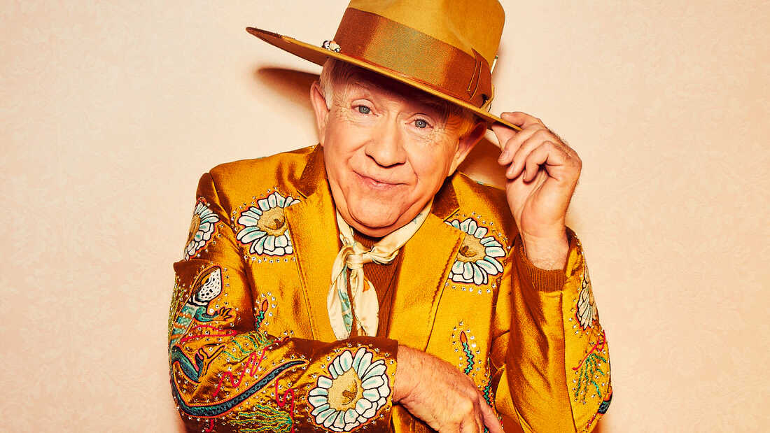 AHS_Source's tweet image. BREAKING: TMZ is reporting that beloved AHS alum and icon Leslie Jordan has died at the age of 67.