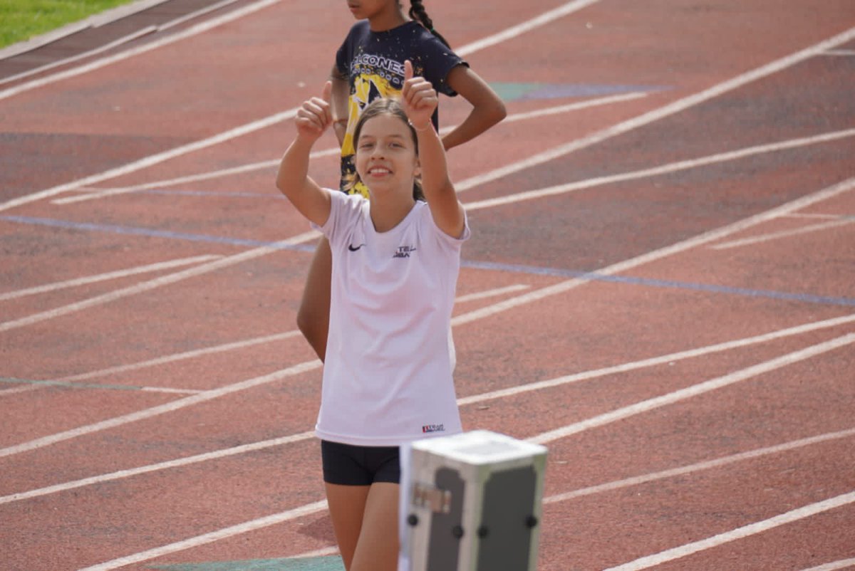 GobQuintanaRoo's tweet photo. 8 medallas para #QuintanaRoo en el Encuentro Potosino de Atletismo. Con 4 medallas de oro, 3 de plata y un bronce, las atletas del “Team Ibáñez”, pusieron en alto el nombre del estado. Felicidades Bárbara Baraja, Mía Valera y María Fernanda Vargas por su esfuerzo y dedicación. https://t.co/4U1J1Qtf3w