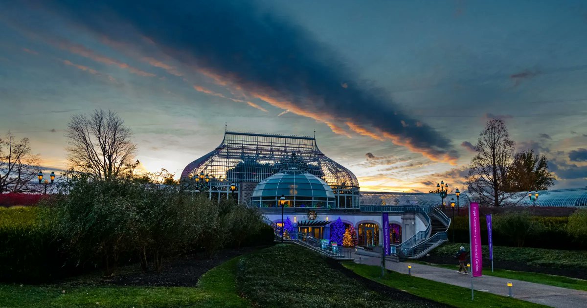 Join us on Oct. 27 for our open interviews for our part-time Guest Service and Events Associates! Grow your career and help enhance the guest experience at Phipps. Learn more: phipps.conservatory.org/careers Photo © Paul g. Wiegman