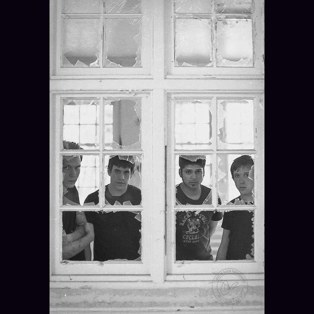 dustinrabin's tweet photo. #DRP30
Billy Talent on the set of their first music video, "Try Honesty".   Whitby Psychiatric Hospital 6/25/2003.
Directed by @smturrell .
#billytalent #tryhonesty

Click for more photos and a scary story about the location! 👇
https://t.co/AoKf7QsWRW https://t.co/F9anGDAo9v