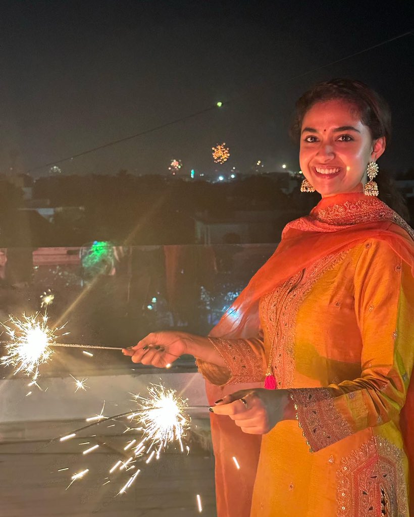 KeerthyOfficial's tweet photo. Diwali’ 2022 🎇🪔✨❤️

#HappyDiwali https://t.co/f3IIkoVeND