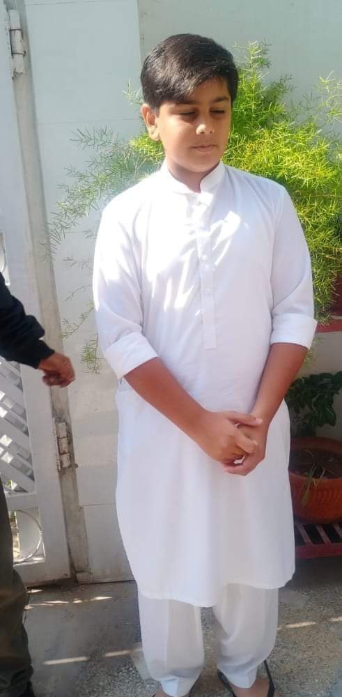 MehbobKhosa's tweet photo. بدبختوں نے اس معصوم بچے کو یتیم کر دیا😭😭
خدا تمہارے چہرے خاک آلود کرے 
اس معصوم کا کیا قصور تھا ؟
اب یہ تمام عمر اپنے باپ کو نہیں دیکھ سکے گا
روز قیامت اسکا ہاتھ اور تمہارا گریبان ہوگا
اور وہاں انصاف ہوتا ہے
فقط انصاف https://t.co/iVblzSIY6y