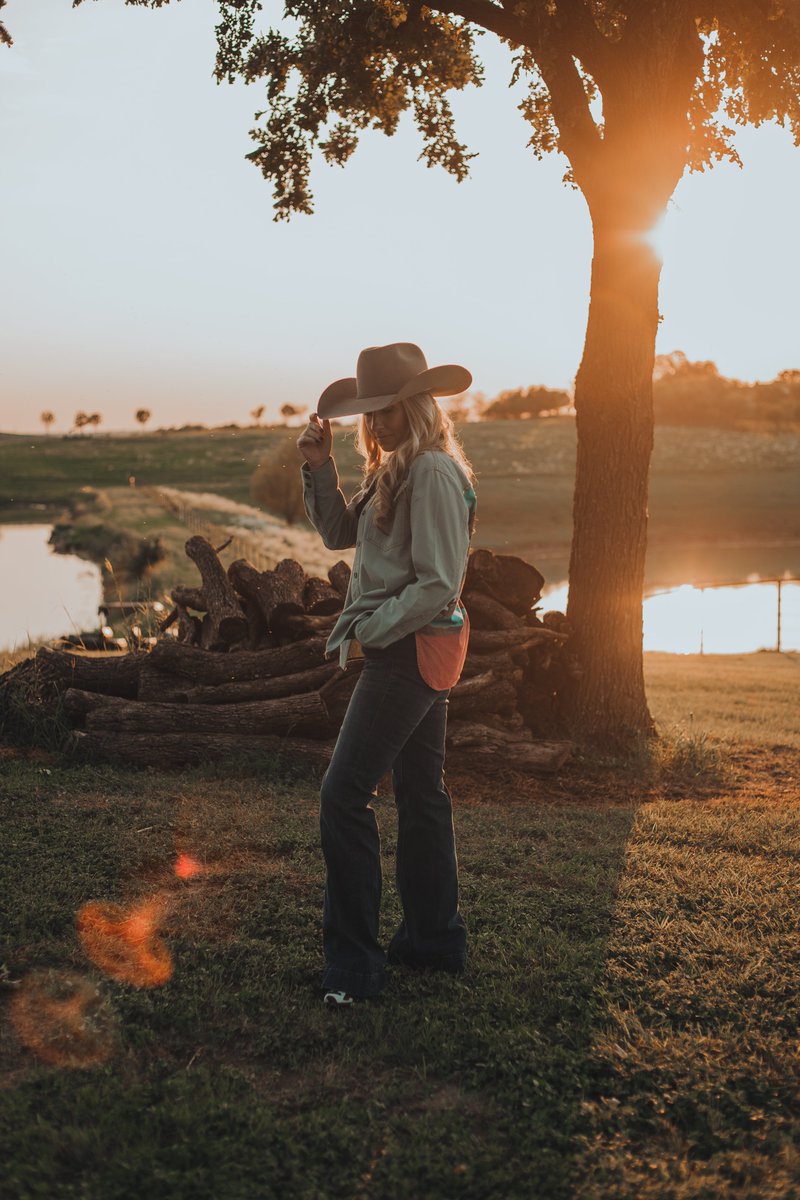 When I need a reset, I'm so grateful I get to be in Texas, where I can step outside to all of this & feel at peace. I'm so grateful for some moments of clarity like this. Hope you all have a wonderful weekend. 📸 Steven Giovanny #texasgirl #cowgirl #texascountry