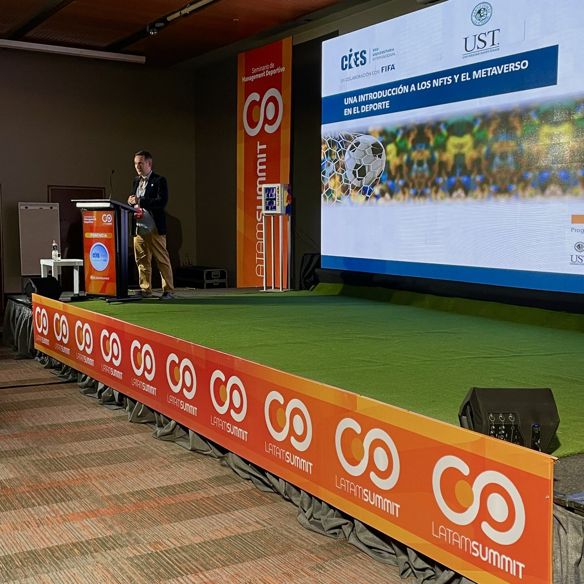 GOLatamSummit's tweet photo. 🙌🏼💫🗣 Carlos Solana del Cies marca el inicio de la jornada de la tarde que abarcará la Innovación y Transformación Digital. 

👉🏽 Otro imperdible del #GoLatamSummit que organizan @AgenciaVS y @Cruzados. https://t.co/qobwPMfsMc