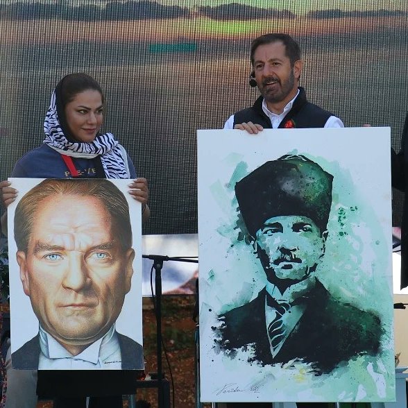 Elham Pourali Khoram İranlı ressam.. Gazipaşa Beladiyesi Uluslararası Kültür Sanat Festivaline katıldı.. Ve yaptığı portreyi Görkemli Hatıralar'da izlediniz: Atatürk.. Fazla söze gerek yok.. @halktvcomtr
