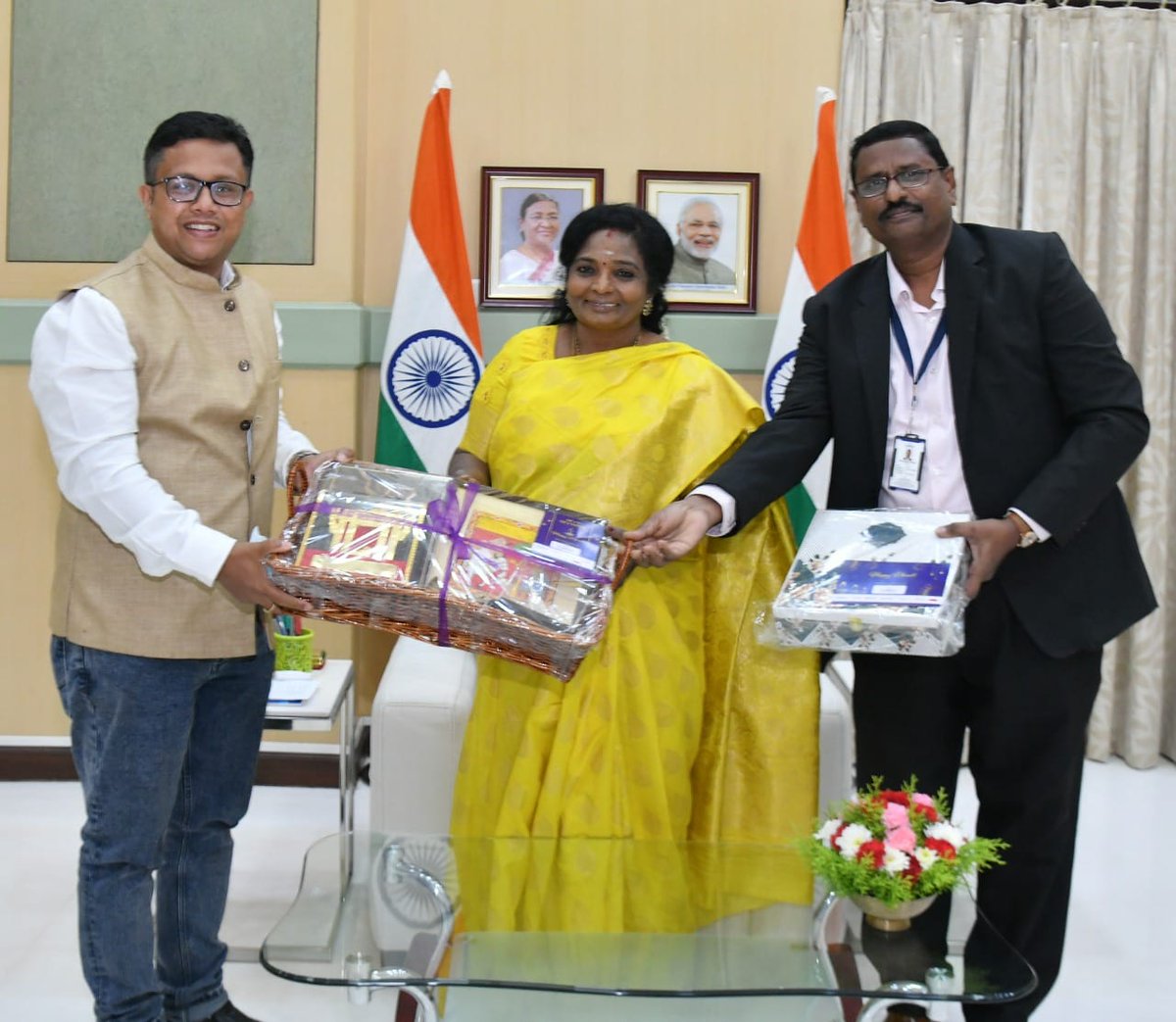 DrTamilisai4BJP's tweet photo. Some ideas are remarkable.. @Subbusaha1 #CII wished for #Deepavali What is unique?His idea of presenting a gift with 5 #Gl tagged products of #Telengana  including #nirmalpainting #cheryl painting etc..following the vision of honorable @PMOIndia ..#AtmanirbharBharat #Vocal4Local https://t.co/gxuVqxF4ZT