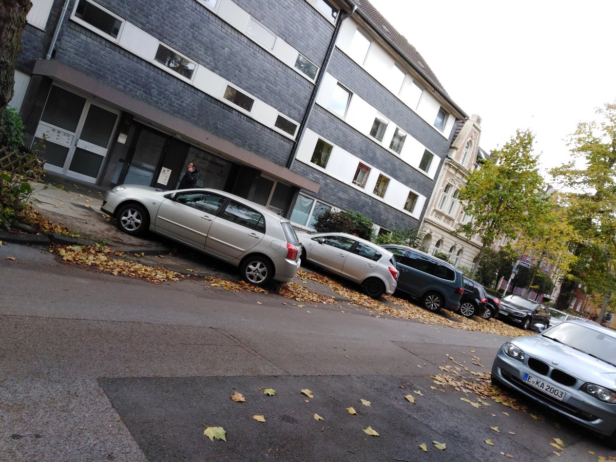 AndreEssen45's tweet photo. Trotz Parkstreifen nimmt man sich in @essen_ruhr einfach immer mehr Fußgängerwege für immer mehr Autos, wie man Lust hat. Rechtsfreie Räume. #querparker #runtervomgehweg https://t.co/IOkaPV6ypS