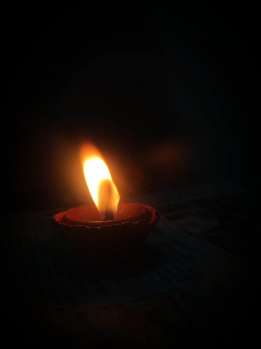 VinayTurkar1's tweet photo. माटी का दीपक हो, तेल में डूबी कपास की बाती हो।
हो प्रेम इतना शुचि-बाती में, कि सुगन्ध नभोलय से अपनेपन की आती हो।।
🪔🪔
#शुभदीपावली🎉🪔 https://t.co/aXOEDn1dks