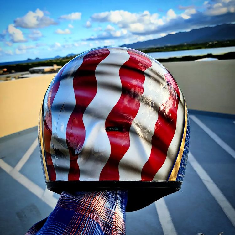 Patriotic theme on this Simpson Motorcycle Speed Bandit! holley-social.com/SimpsonMotorcy… #TeamSimpson #Simpson #SimpsonHelmets #SimpsonSafety