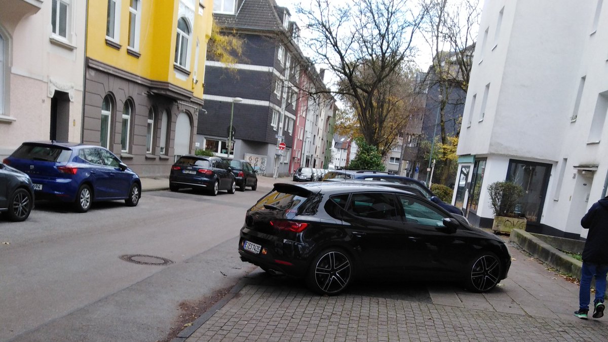AndreEssen45's tweet photo. Trotz Parkstreifen nimmt man sich in @essen_ruhr einfach immer mehr Fußgängerwege für immer mehr Autos, wie man Lust hat. Rechtsfreie Räume. #querparker #runtervomgehweg https://t.co/IOkaPV6ypS