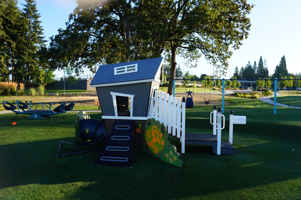 BeavertonMike's tweet photo. Cute house, with noisy visitors. 🤣 https://t.co/Ns6mmb0t8i