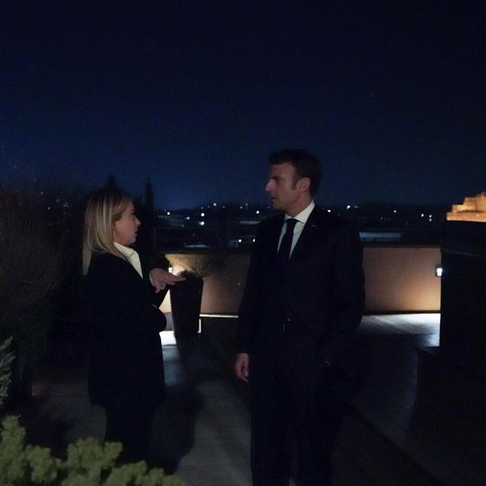 Dpressif5's tweet photo. Sinistre remake de La Terrasse d'Ettore Scola. Grandeur et décadence des coproductions franco-italiennes... https://t.co/G7R7pFQJU6