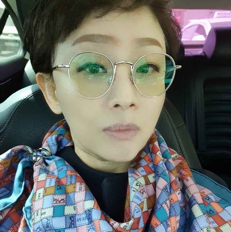 OMEGAXBR's tweet photo. ⚠️ | A CEO Kang, agressora, é esposa do "pai" da Spire Entertainment, o presidente Hwang.

Precisamos fazer muito mais barulho para que ela não saia impune de toda essa situação. Algo precisa ser feito, a mídia precisa se mexer!

#OMEGA_X #PROTECTOMEGAX #HearOmegaXVoice https://t.co/bUc1wrlMD3