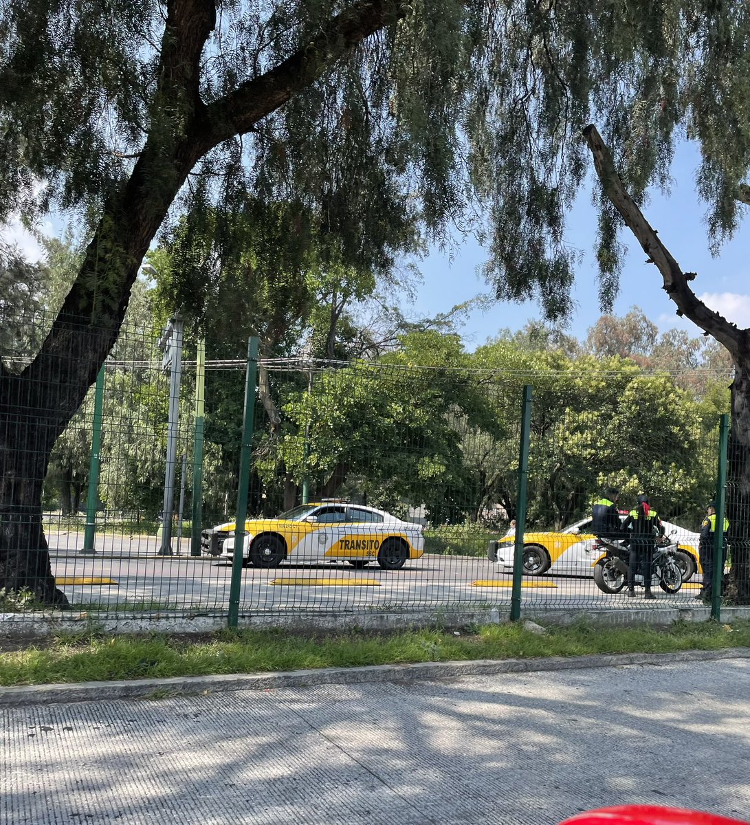 Crisal1902's tweet photo. #Bloqueada la circulación en Insurgentes sur, a la altura de Ciudad Universitaria por #manifestación, tomen sus precauciones. https://t.co/OBabM7XsXC
