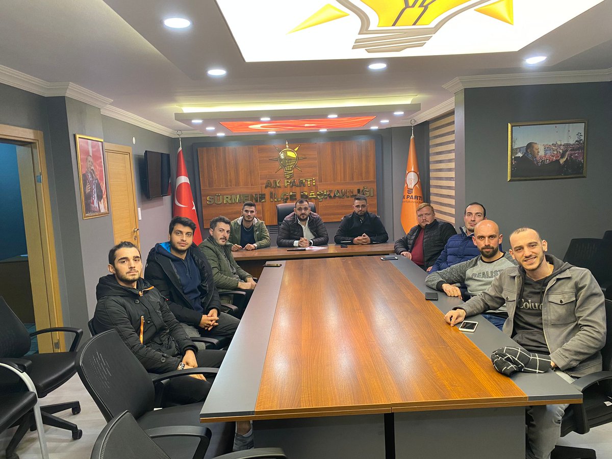 akgencsurmene's tweet photo. İLÇE Gençlik Kolları Başkanı  KEMALCAN AKSOY  Haftalık olağan toplantımızı gerçekleştirdik, hayırlara vesile olması dilekleriyle.

#GençsinÖndeYürü
#İnandığınYoldaYürü https://t.co/WFKn8R1HIA