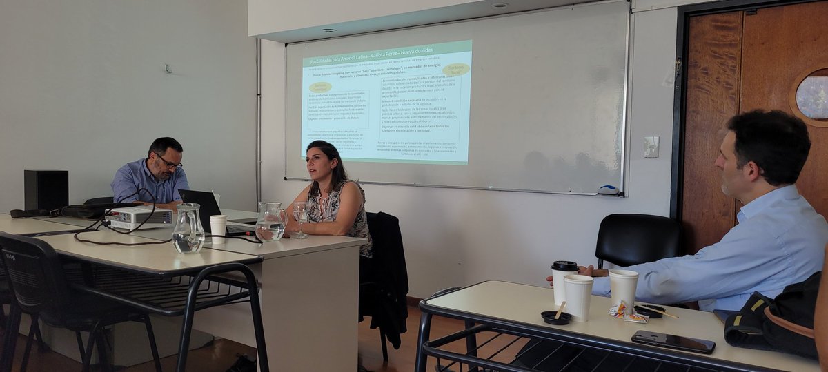 violetaguitart's tweet photo. @florkohon también nos muestra casos concretos de heterogeneidades dentro de distintos sectores económicos.
Y nos introduce la teoría de @CarlotaPrzPerez sobre teoría dual, que organiza a los sectores en  remolque y base. https://t.co/1hJ1eVvNOr
