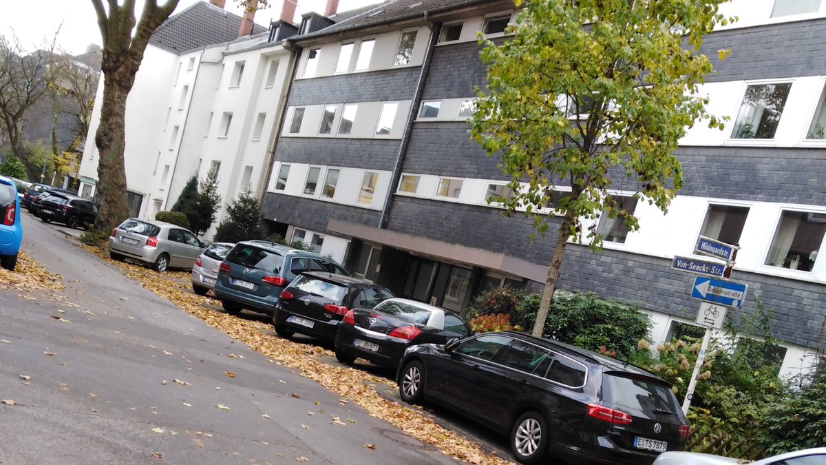 AndreEssen45's tweet photo. Trotz Parkstreifen nimmt man sich in @essen_ruhr einfach immer mehr Fußgängerwege für immer mehr Autos, wie man Lust hat. Rechtsfreie Räume. #querparker #runtervomgehweg https://t.co/IOkaPV6ypS