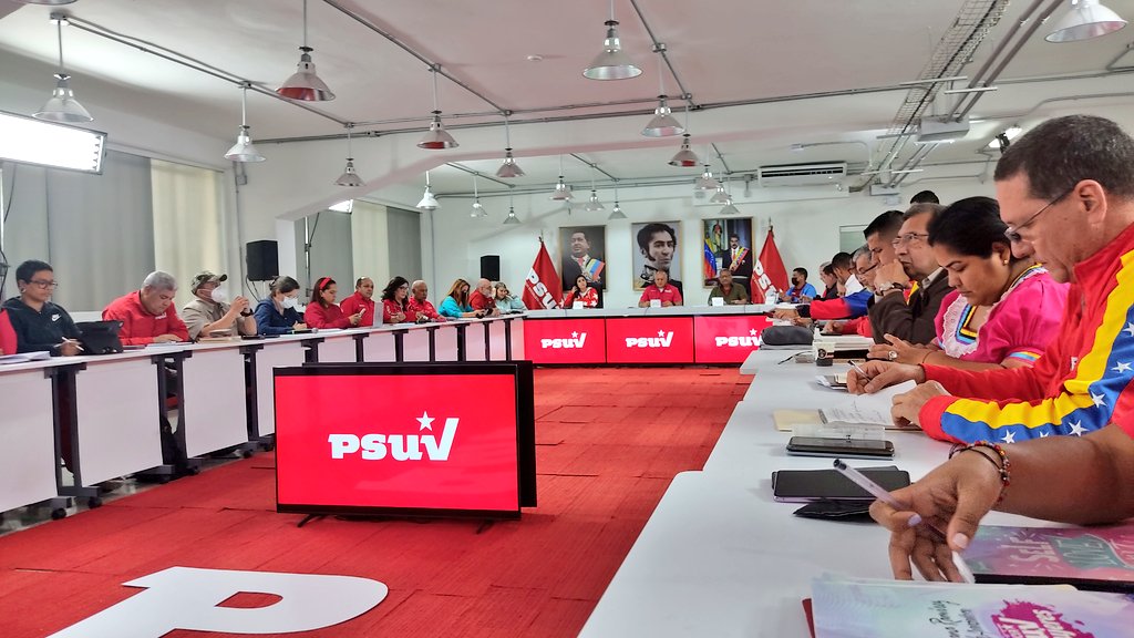 "Hemos retomado los actos de las juramentaciones porque es necesario hacerlo. Además, discutimos el proceso para la renovación de los equipos políticos y de acompañamiento en toda Venezuela", <a href="/dcabellor/">Diosdado Cabello R</a> 
#VenezuelaVamosPaLante