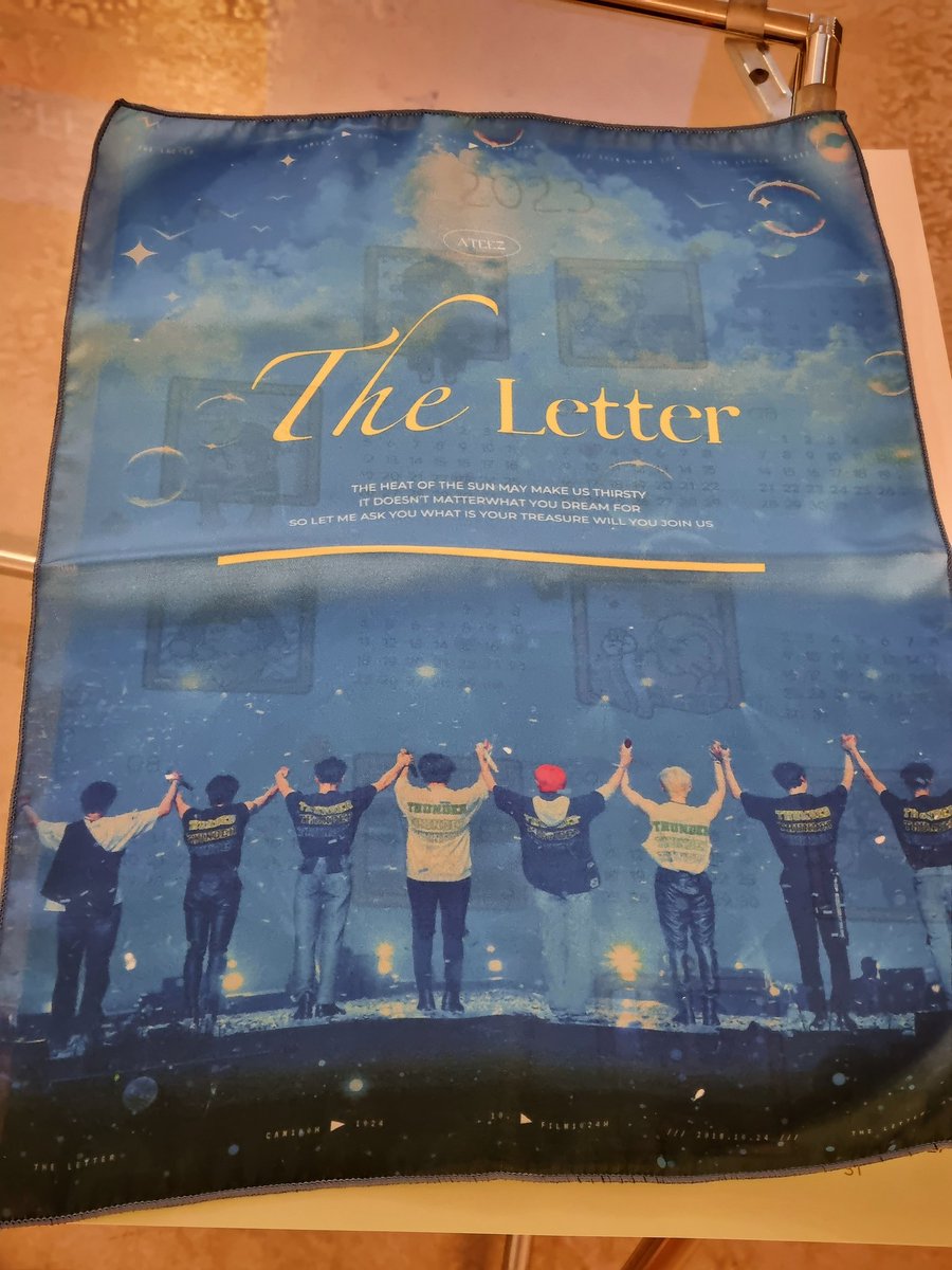 winter_1024's tweet photo. 분위기 진짜 너무 좋았고 전시회 느낌이였어요!! 특전들도 너무너무 이뻤어요😄 특히 달력❗️왕귀여워요ㅠㅠ

#모든_것_모든_이유_에이티즈 https://t.co/aDujmDPqNz