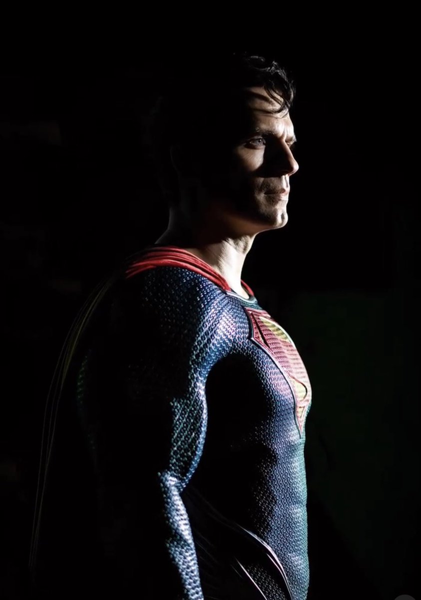 Henry Cavill, o Superman, revela que retornará oficialmente como Superman em novo filme da DCEU. A primeira imagem de sua volta já foi divulgada!