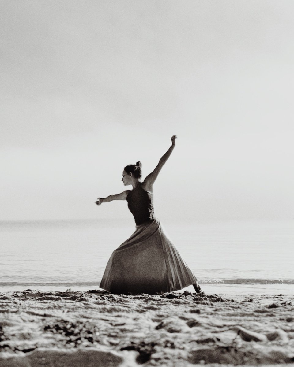 MihaelaGriveva's tweet photo. New scenery, new perspective. #dance #dancer #performingarts #nature #danceinnature https://t.co/oJPCGxKRG4