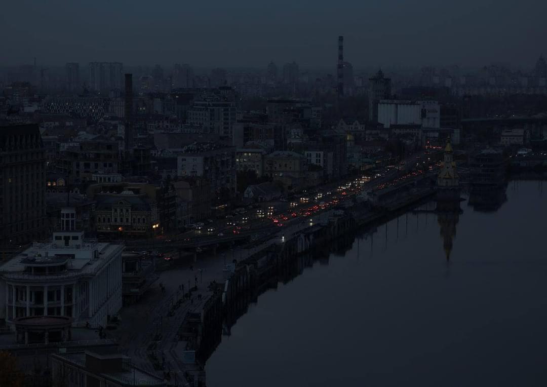 OleksiiKrasov's tweet photo. #Kyiv is beautiful with or without light.
Its residents and all the #Ukrainians courageously continue to resist. 
#SlavaUkraïni
#StandWithUkraine https://t.co/DhdCNJjYYB