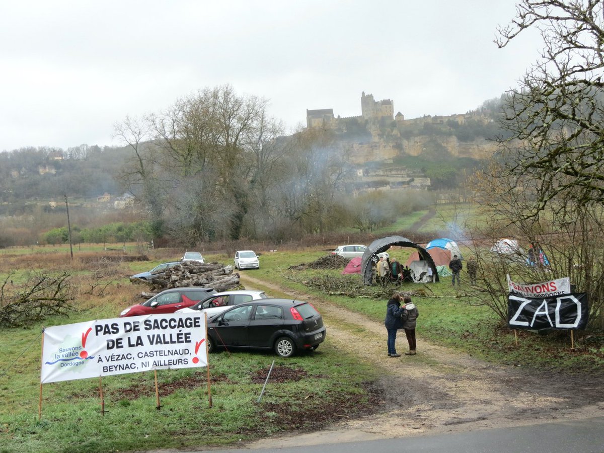 DecisionPublic's tweet photo. #déviation de #Beynac : la population consultée en enquête publique l'a massivement rejetée et, par 3 fois, les tribunaux ont annulé l’autorisation de travaux en reprenant les arguments des citoyens.Vous êtes invités à 1 rassemblement dimanche 30 octobre https://t.co/C7Hzr7fppV https://t.co/8oUWvfCtaw