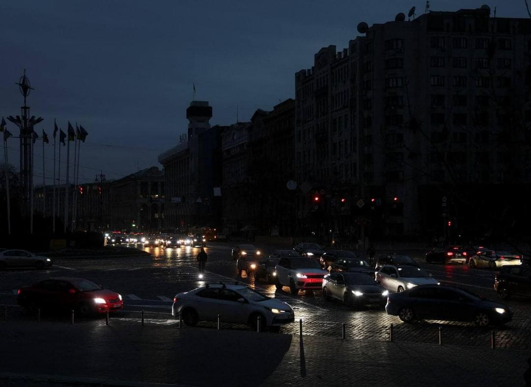 OleksiiKrasov's tweet photo. #Kyiv is beautiful with or without light.
Its residents and all the #Ukrainians courageously continue to resist. 
#SlavaUkraïni
#StandWithUkraine https://t.co/DhdCNJjYYB