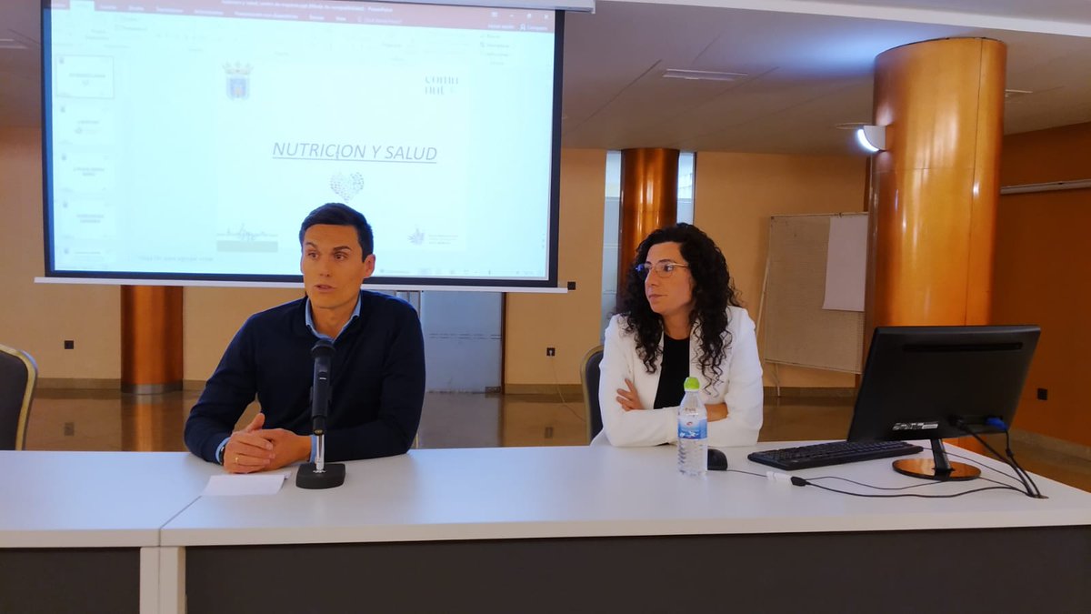 AytoTarazona's tweet photo. El concejal de Deportes, Pablo Escribano ha presentado hoy la charla de Bea Magallón "Tener salud es una riqueza; cuídala con la alimentación" que se ha celebrado en el Centro de Mayores, dentro de las III Jornadas de Hábitos y Estilos Saludables.

#tarazona #tarazona_deportes https://t.co/Glz8kqd3RD