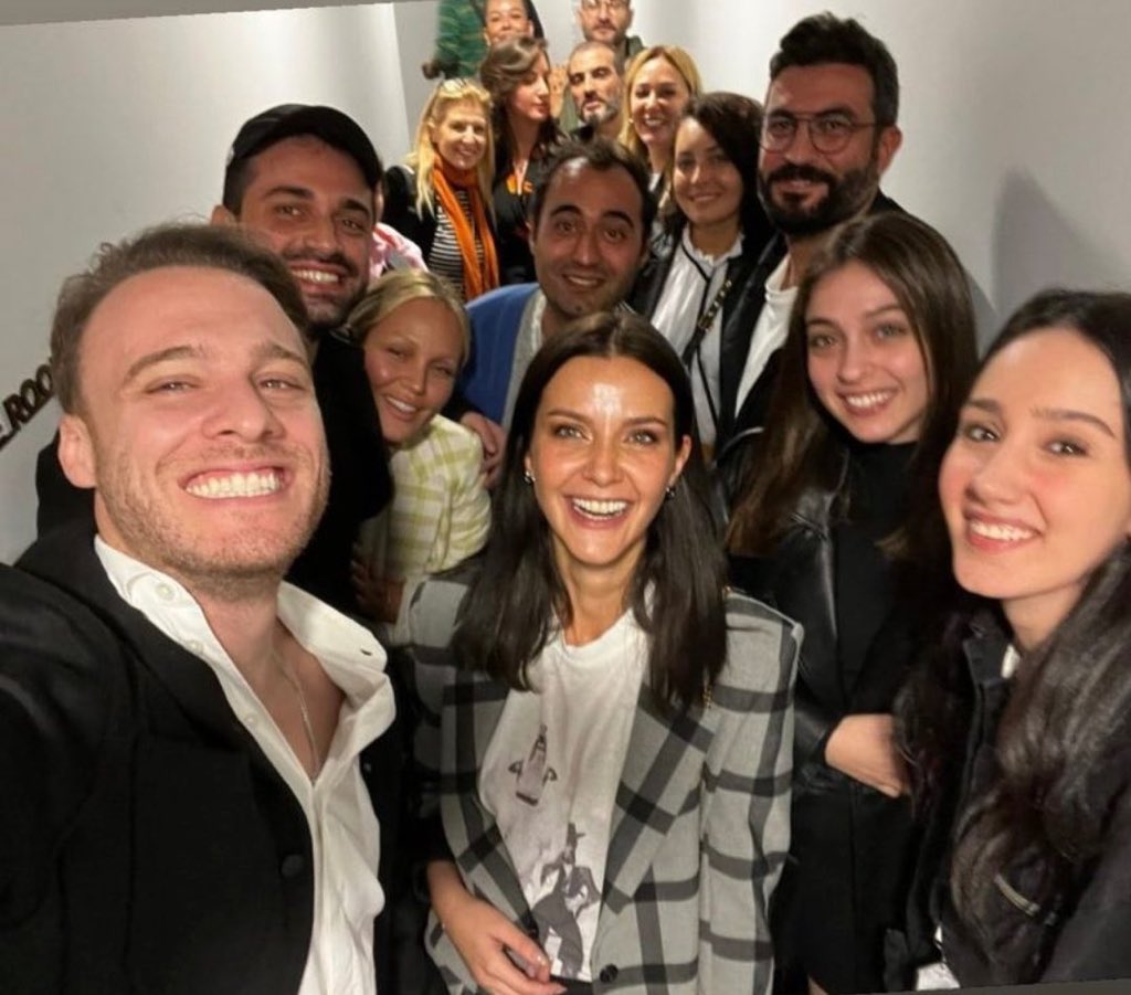 Lizzie922's tweet photo. Cemre met Kerem! 💜 #CemreBaysel https://t.co/2ETmtkcq51