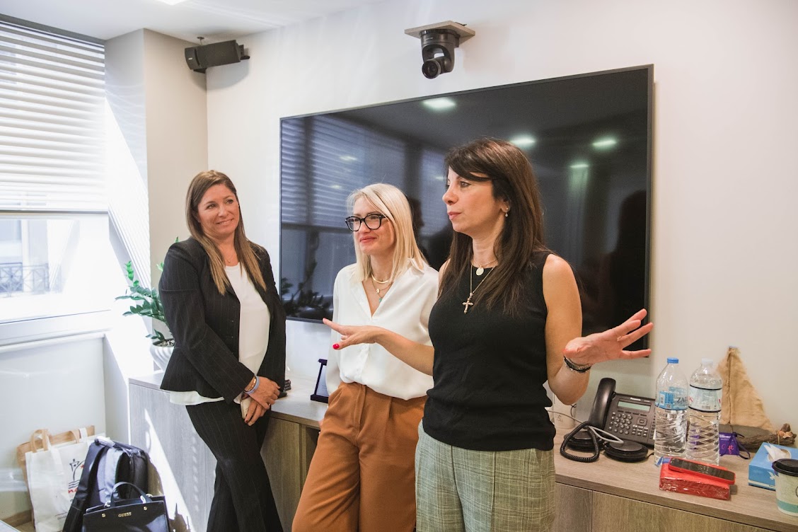 americanpandi's tweet photo. The Mgrs of #AmericanPandI &amp; @EO_Marine hosting a group of students and young people interested in the #ShippingIndustry from the @yes_forum22 at #Americanpandi’s office in #Piraeus, on Tues Oct18. https://t.co/fkyy2gWW7b