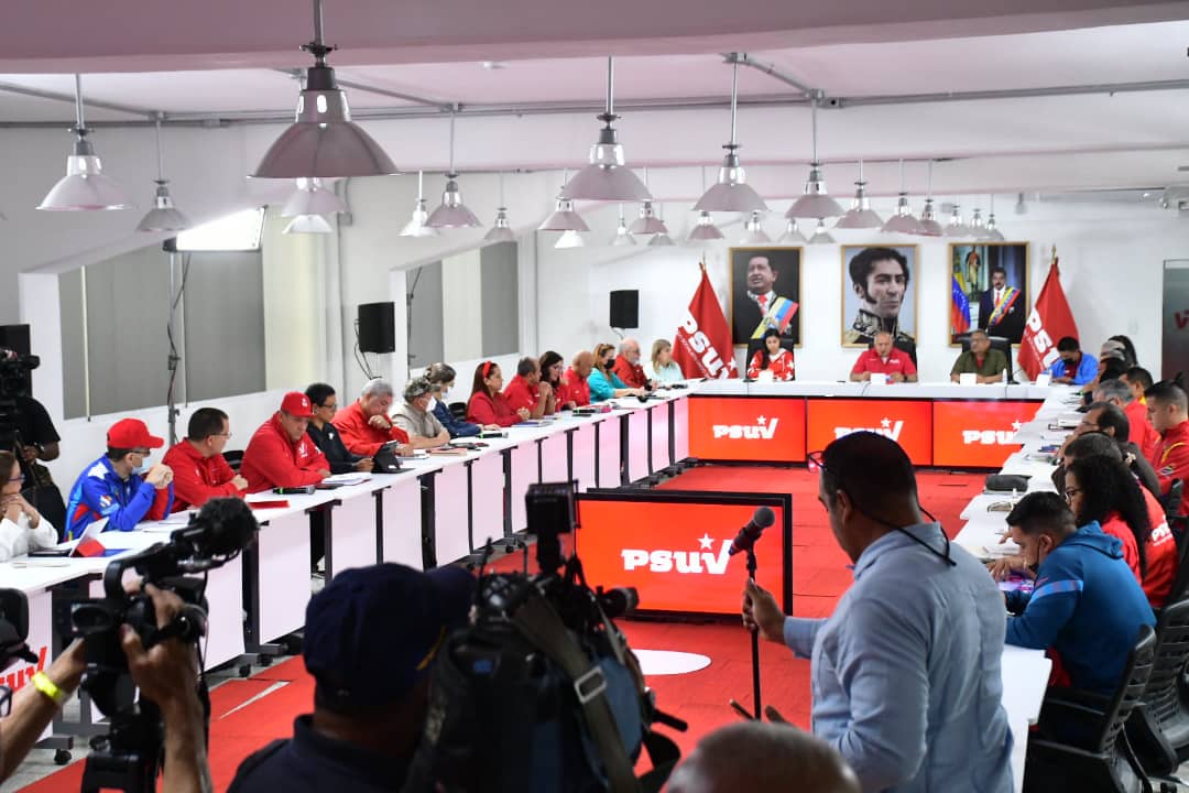 "El imperialismo no juega, por eso no debemos confiarnos de lo que diga. A lo mejor se le alza a Estados Unidos porque él dijo que de allí (del interinato) no lo quita nadie. Allá ellos con su laberinto", Diosdado Cabello.

<a href="/dcabellor/">Diosdado Cabello R</a> 
#VenezuelaVamosPaLante