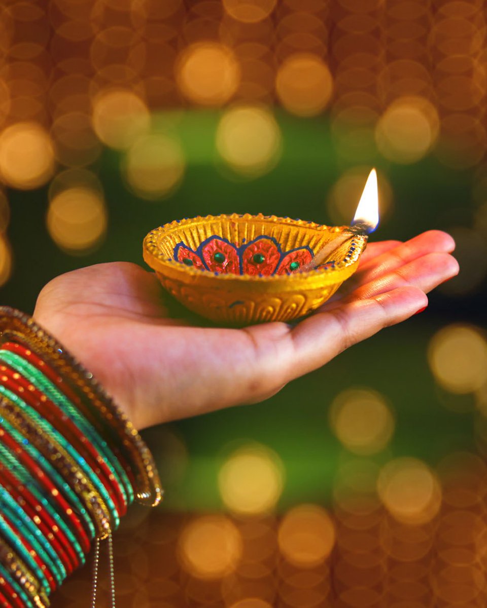 As the city of Vancouver basks in the autumn glow, our entire team at the Paradox Hotel Vancouver wishes you all a safe and happy Diwali. May the warm glow of diyas light up your life with bright moments and happy times.

#ParadoxHotelVancouver #ParadoxHotelGroup